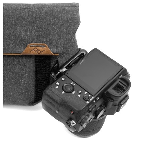 Peak Design Field Pouch Charcoal V2