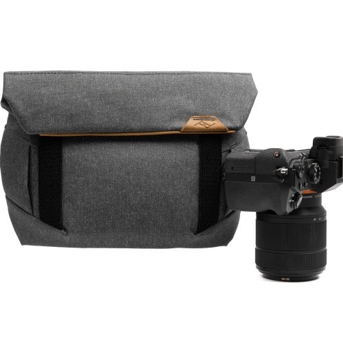 Peak Design Field Pouch Charcoal V2