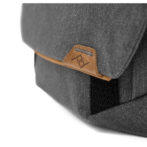 Peak Design Field Pouch Charcoal V2