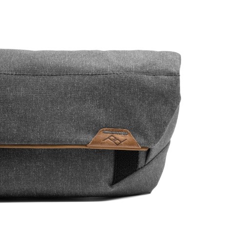 Peak Design Field Pouch Charcoal V2